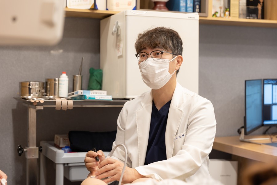 고해상도 초음파로 종아리 내부 구조를 확인하는 이미지